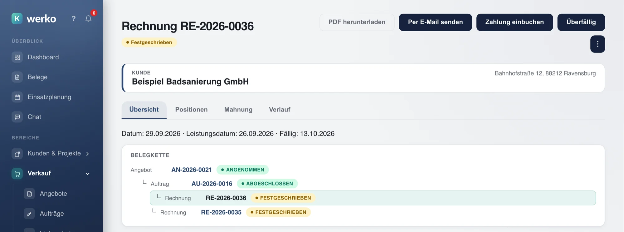 Rechnung in Kwerko mit Status Festgeschrieben und der Belegkette: Angebot angenommen, Auftrag abgeschlossen, zwei festgeschriebene Rechnungen