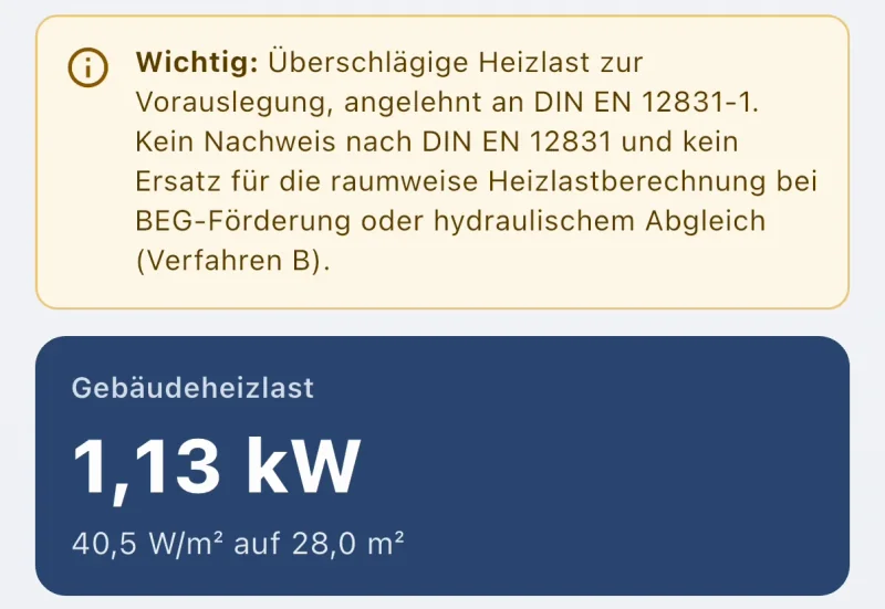 Heizlast eines Musterhauses mit Ergebnis in kW und W/m² und den Annahmen, darunter der Hinweis, dass es sich um eine überschlägige Berechnung handelt