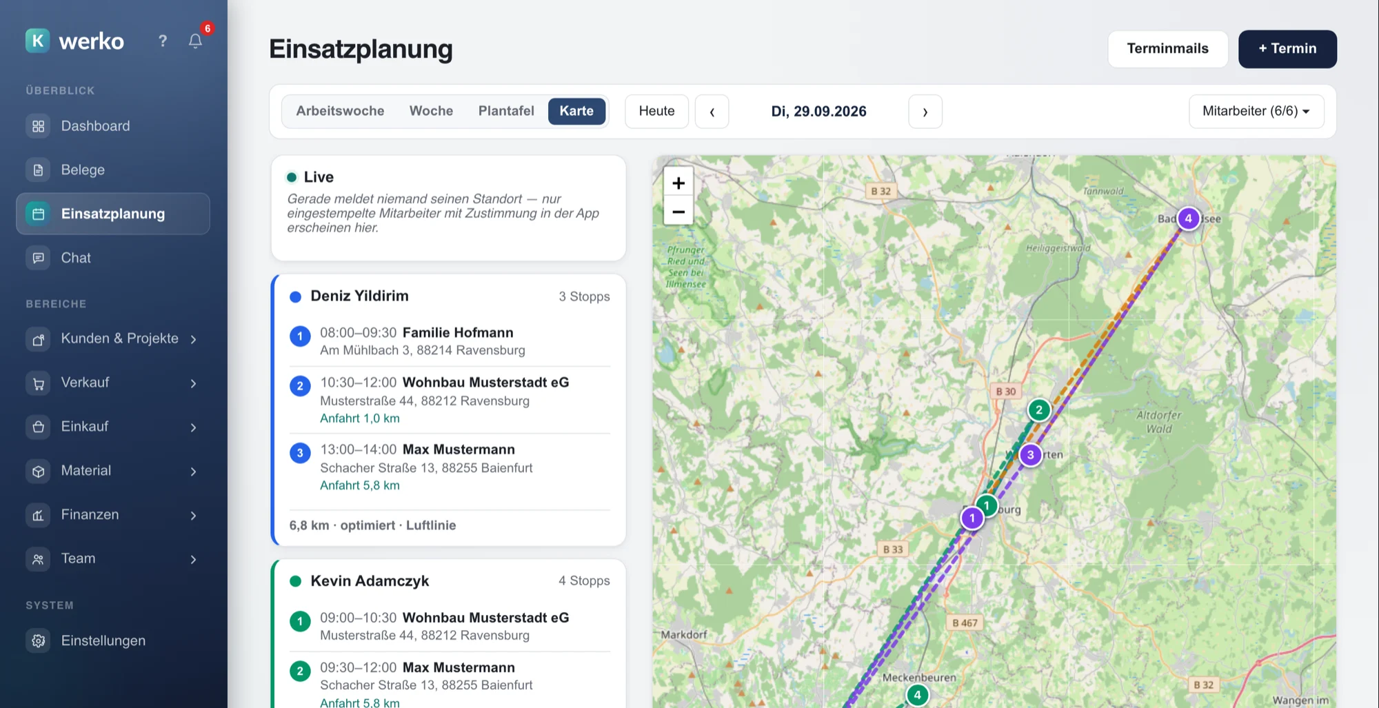 Einsatzplanung als Karte: je Monteur die nummerierten Stopps des Tages mit Uhrzeit, Adresse und Anfahrt, daneben die Strecken auf einer OpenStreetMap-Karte